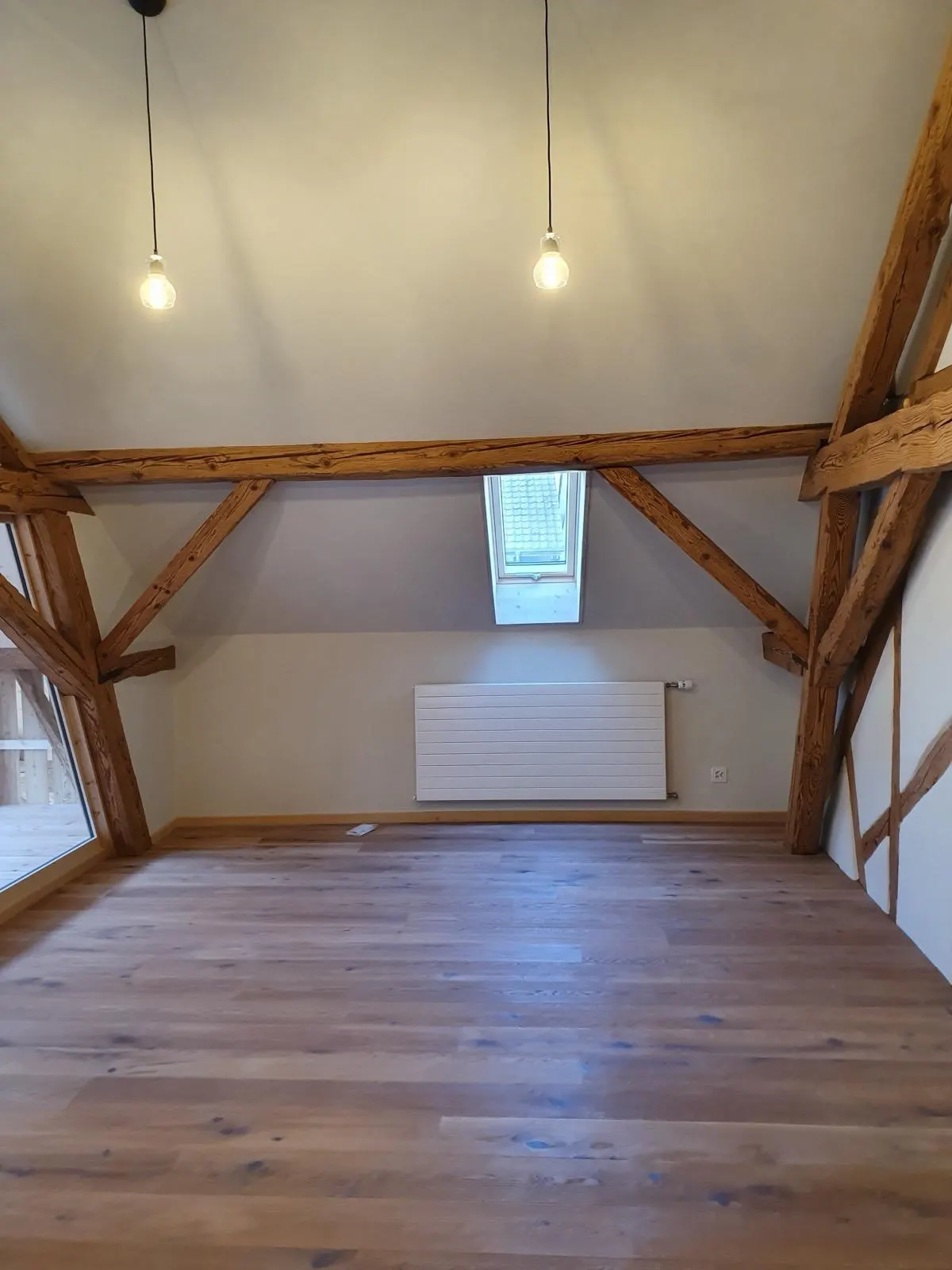 Referenzobjekt — Dachzimmer mit Dachfenster und warmem Wandton