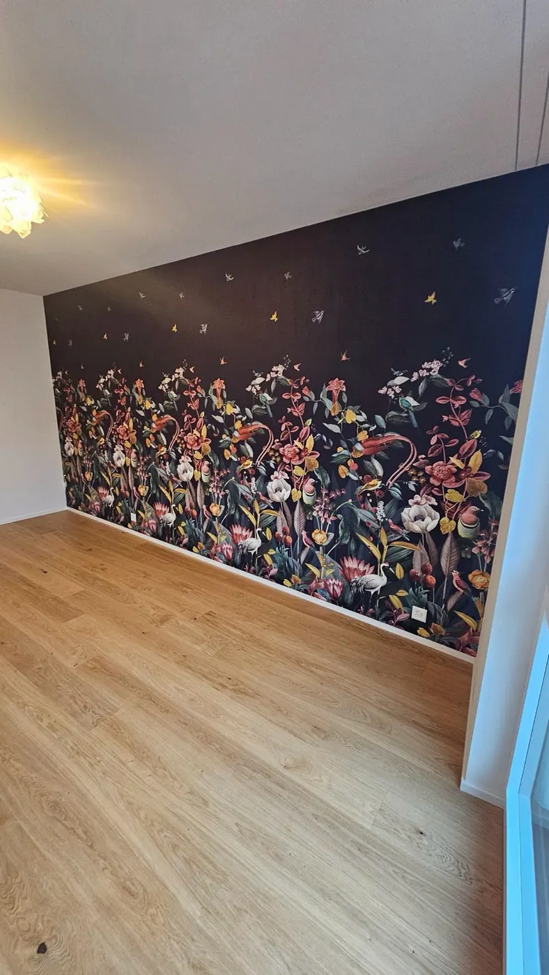 Referenzobjekt — Akzentwand mit dunkler Blumen- und Vogel-Tapete